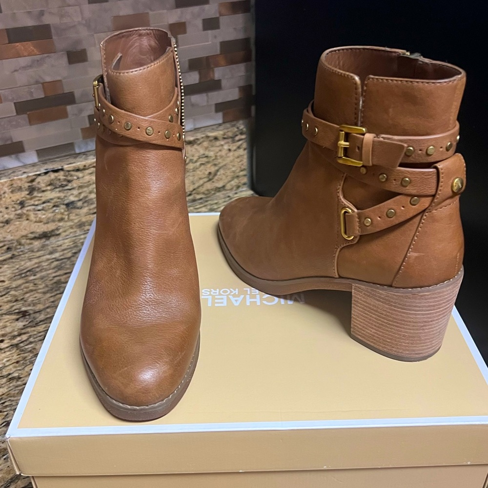 Michal Kors bootie Caramel